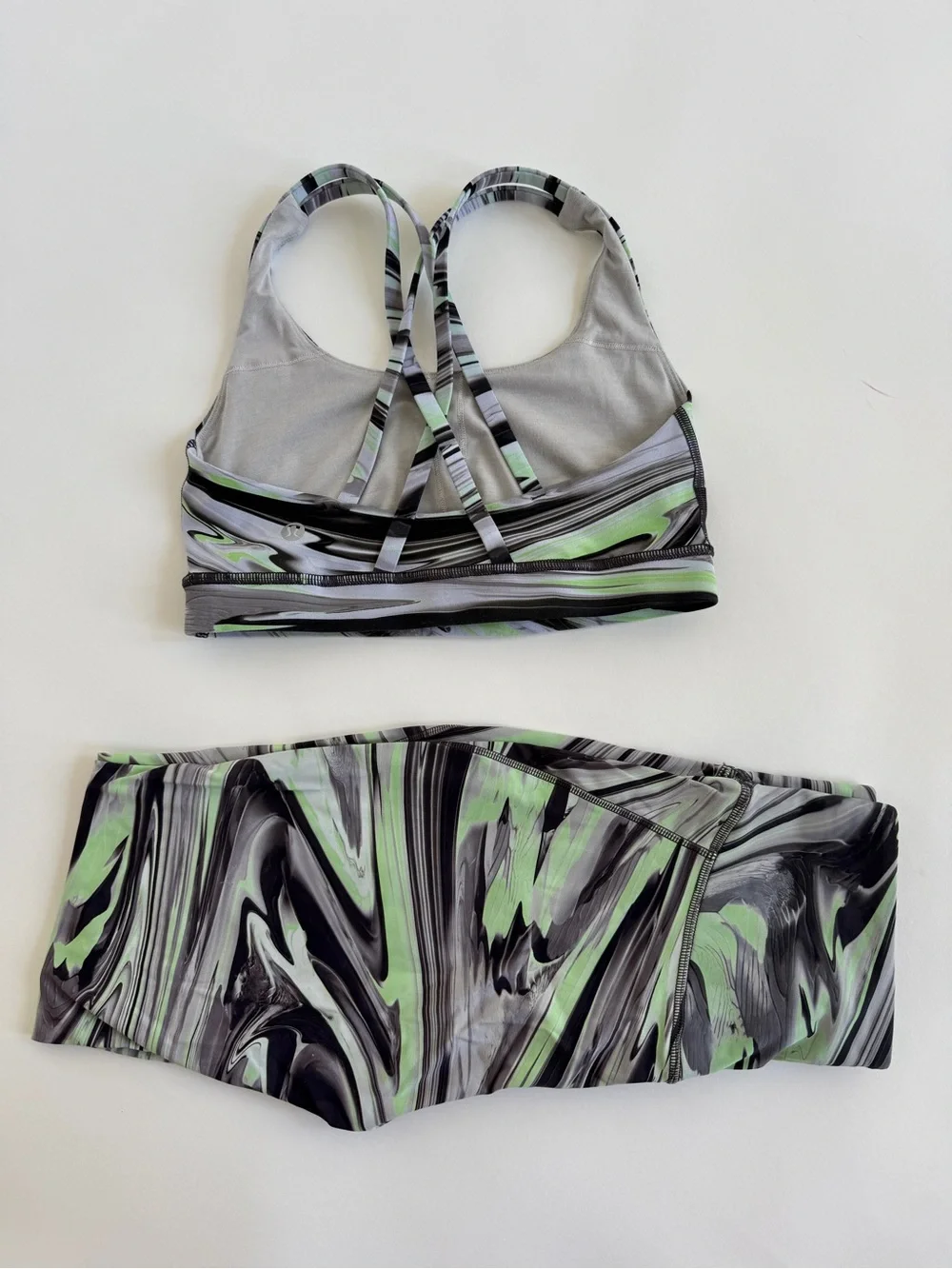 Lululemon Matching Set Energy Bra & Swift Speed
High-Rise Tight 4 - Picture 4 of 8